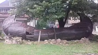 Wrecked monumental ship on Carina