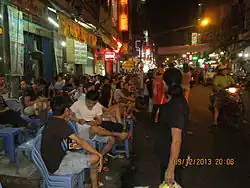 Bùi Viện Street at night in 2013, before renovation