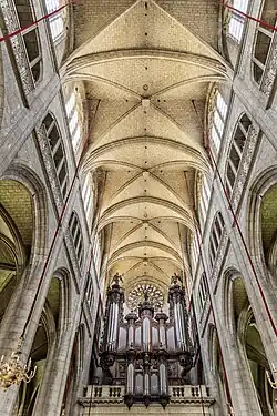 The ceiling of the nef and the orgue of tribune.
