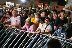 支持中國國民黨的民眾衝擊北檢。