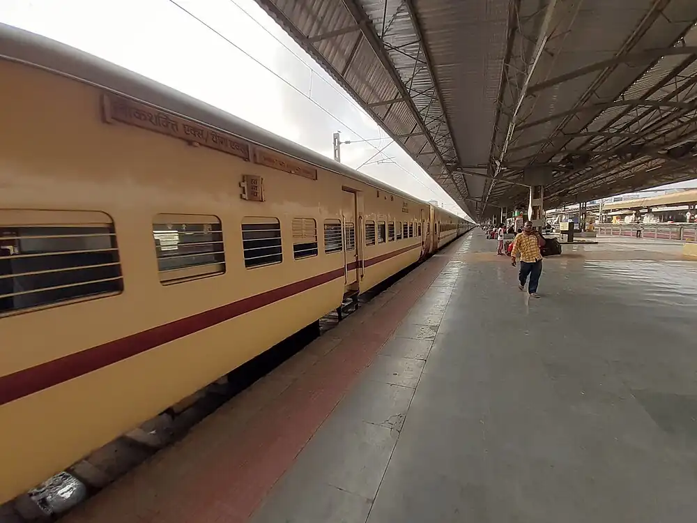 22927 Lok Shakti Express at Bandra Terminus