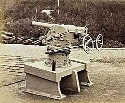 A 6 cm boat-gun L/21 on a Vavasseur mount.