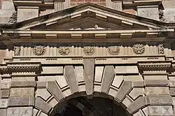 Hôtel d'Assézat: frieze of metopes.