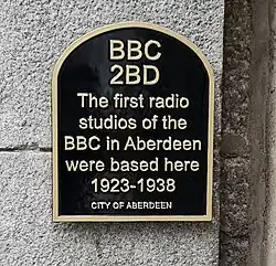 A commemorative plaque on 17 Belmont Street, Aberdeen marking the 2BD station.