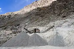 Batch mixing plant for road work, near Amnu