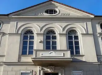 Avant-corps and gable