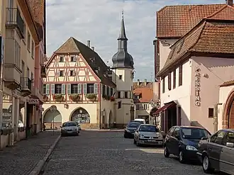 Lateral view of the town hall through Rue Clemenceau