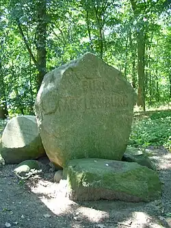 Commemorative stone on the top of the castle mound with the inscription "Burg Meklenburg"