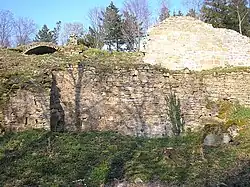 The west zwinger with the cistern tower (left), as well as one of the two surviving cellar vaultings