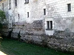 vue de la muraille servant de base à une construction moderne