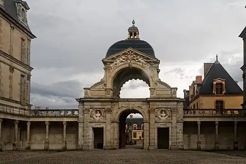 Oval Courtyard and the Portal of the Baptistry (1601-1606)