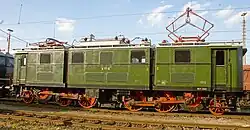 Side view of a preserved E 77, showing the jackshaft drive to the wheels and the three-section body