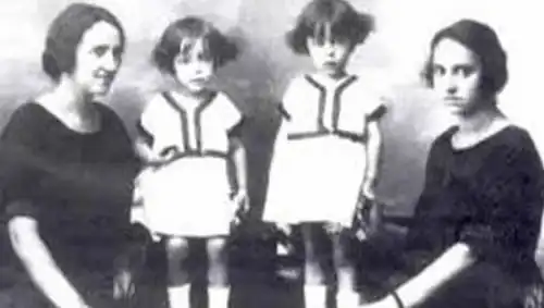 Jimena and Elisa Fernández de la Vega seated with their twin nieces, Lola and Amalia, circa 1930s.