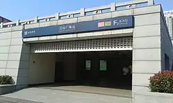 Entrance F2