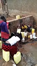 People in Uganda filling up water canisters (here around 5-20 L).