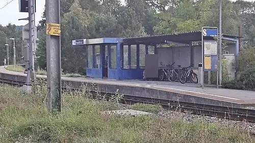 Curved side platform next to single track