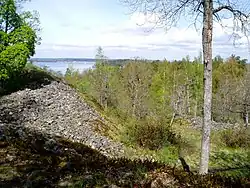 Gåseborg, inner wall to the left and outer wall to the right