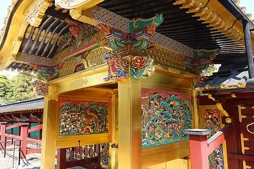detail of the back of the karamon