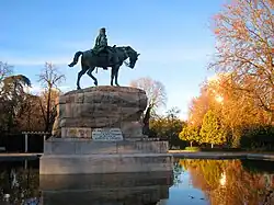 Monument to General Arsenio Martínez Campos, by Mariano Benlliure. Its location in Madrid's Retiro Park gave rise to a certain mischievous interpretation, since it turns its back on the nearby Monument to Alfonso XII.