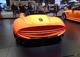 Arrière d'une voiture orange.