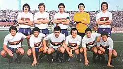 8 soccer players pose in two rows