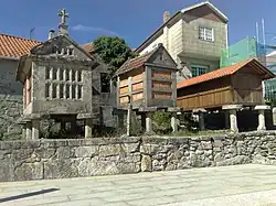 Granary set in Combarro [gl].