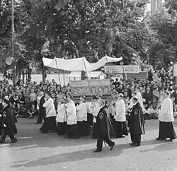 'Noodkist' (under the canopy) in the 1962 procession