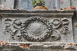 “Triumphal cap” where the owner’s arms were carved.