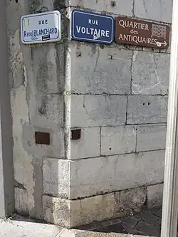 Angle of rue Voltaire of rue Raoul Blanchard