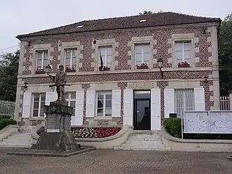 The town hall and war memorial in Jaux