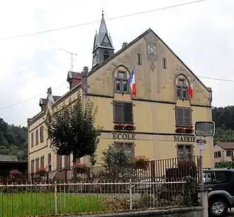 The town hall and school in Jungholtz