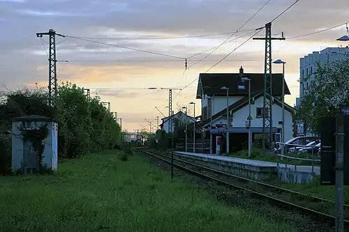 Waiting area on side platform