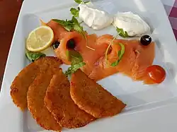 Salmon with cream horseradish and Kartoffelpuffer