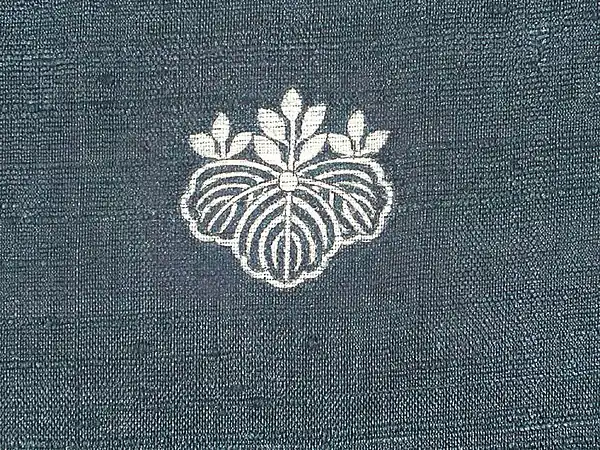 Tsumugi with a dyed mon, showing slight unevenness in thread diameter
