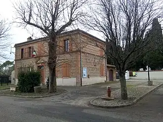 The town hall in Auribail