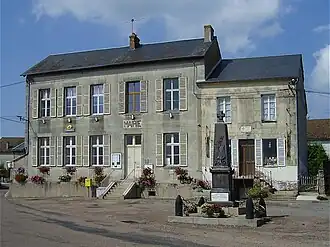 The town hall in Mhère