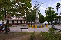 Marta Abreu train station across Martyrs' Park. At the centre the truncated pillar monument dedicated to the martyrs of the colonial independence war. Photo from 2010