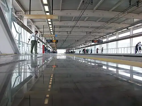 Picture of the station's platforms.