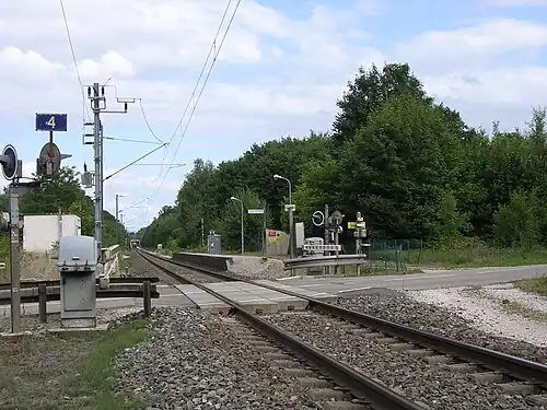 Platform next to single railway track at level crossing