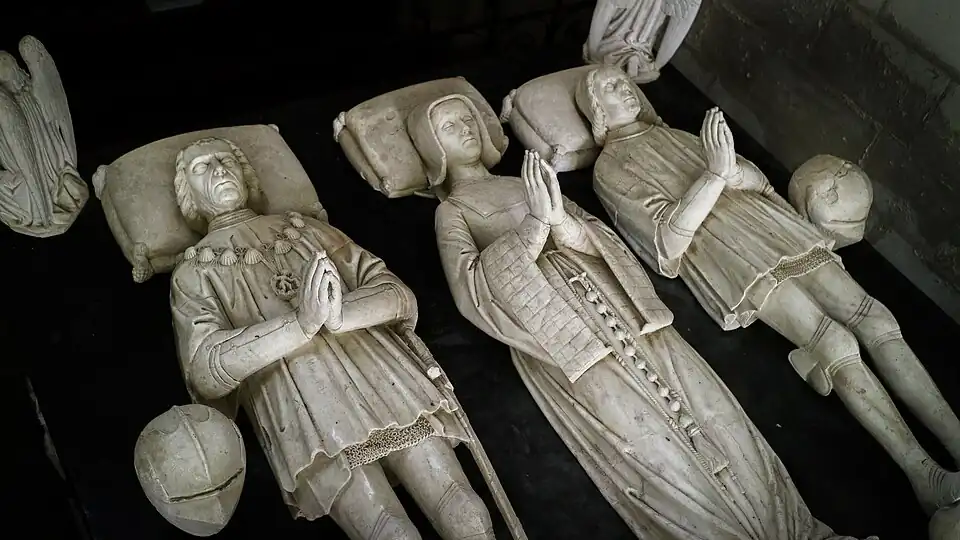 Detail of the recumbent figures.