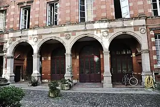 Arcades and Renaissance medallions.