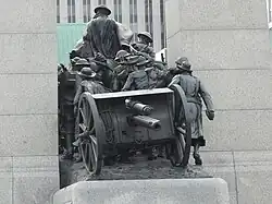 Statue of an 18-pounder with its crew