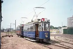 The Amsterdam motor cars 401 and 236 at the Karperweg yard. On the right is the track to the Havenstraat yard&nbsp;[nl].