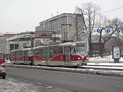 Single section tram with low floor middle section