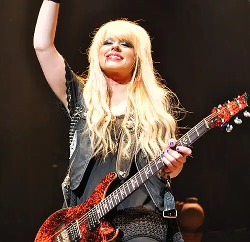 Orianthi Panagaris avec Alice Cooper, en concert à Rennes en 2011.jpg