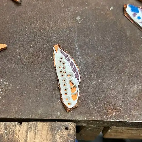 10. The enamel must be applied layer by layer since it collapses during firing. At the same time, care should be taken to ensure that the grains do not spill over the edge.