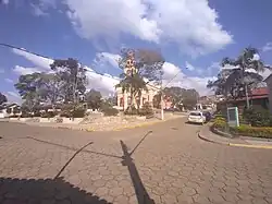 The city's central square, in the background, the parish church.