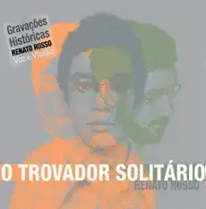 Grey square with three overlapped pictures of Renato Russo's bust (one green, one orange and one dark grey). 'O Trovador Solitário' is written in capital letters and 'Renato Russo' is written in a smaller fonte right below and to the right. A sticker at the top-left corner of the image says 'Gravações Históricas Renato Russo Voz & Violão', which translates as 'Historic Recordings Renato Russo Voice & Acoustic Guitar'