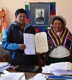 Plácida Espinoza next to a school administrator.