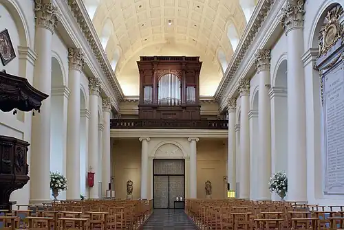 Built-in Corinthian columns, nave and organ
